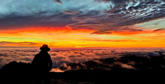 Salida del sol desde el mirador de tres curces en paucartambo